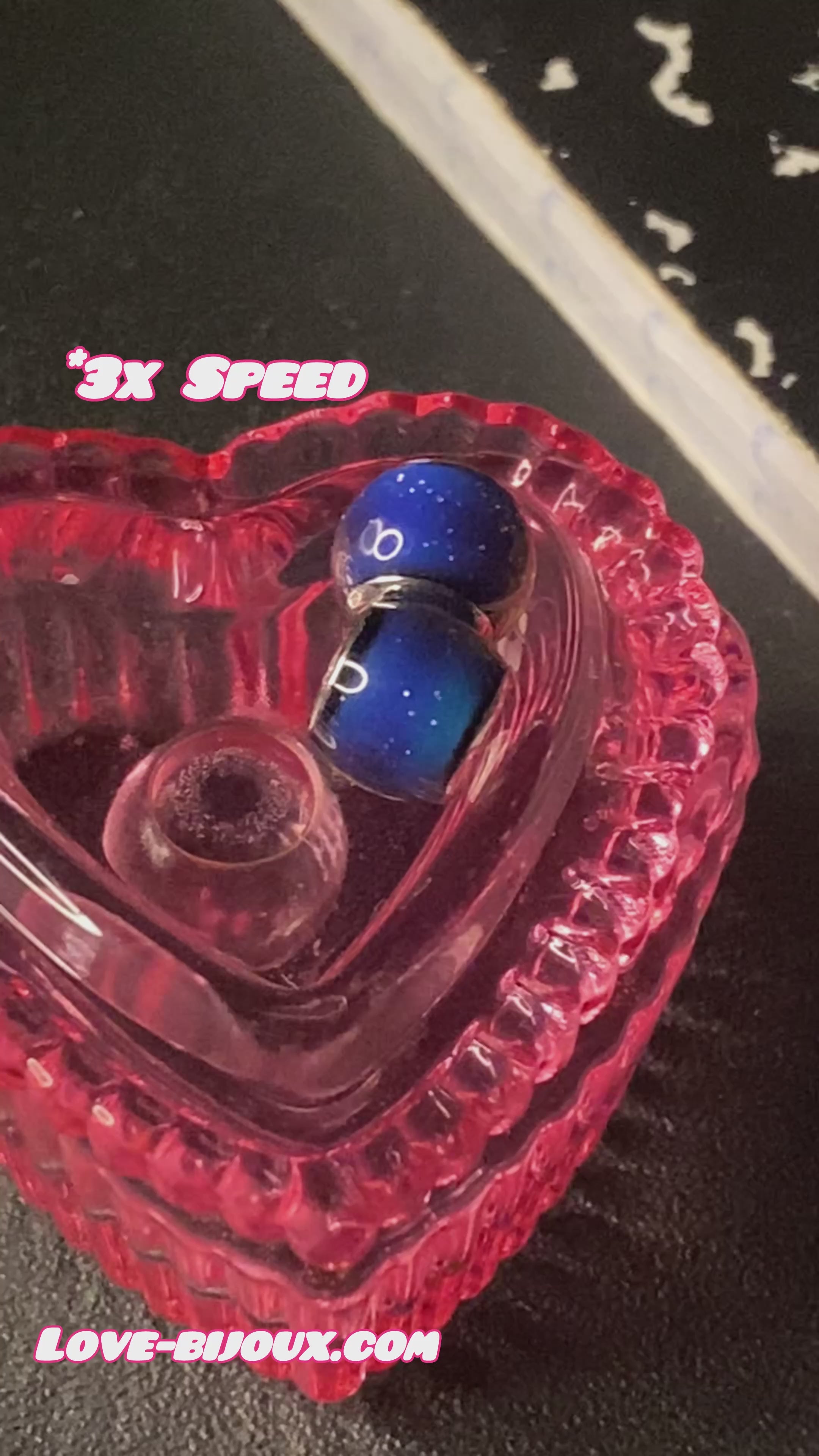 Pulsera con manchas de aceite tóxico